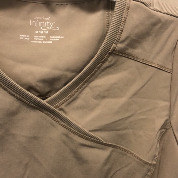 Cherokee infinity Womens scrub top NWT size M - Picture 3 of 4